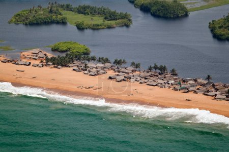 Foto de Océano Pacífico escupe a lo largo de Costa de Marfil - Imagen libre de derechos