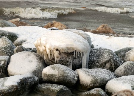 Foto de Various ice formations on rocks and sandbars on the seashore, ice texture, wind, water and ice working together, winter by the sea - Imagen libre de derechos