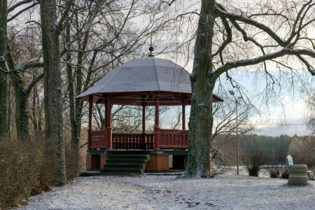 Blick auf einen hellen hölzernen Pavillon, Valterkalnins, Gauja Fluss bei Valmiera, Winterlandschaft