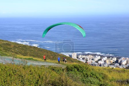 Foto de 24 de septiembre de 2022 Ciudad del Cabo en Sudáfrica: Parapentes que salen de la colina de señales de Capetown - Imagen libre de derechos