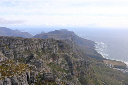 Foto de Una vista general de las laderas traseras de la Montaña de la Mesa vistas a la luz de la tarde. Ciudad del Cabo en Sudáfrica. - Imagen libre de derechos