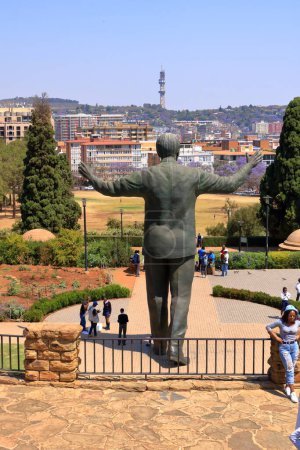 Téléchargez les photos : 29 septembre 2022 - Pretoria en Afrique du Sud : Des gens autour de la statue Nelson Mandela sur sa place devant les bâtiments de l'Union à Pretoria, Afrique du Sud - en image libre de droit