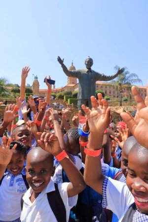 Téléchargez les photos : 29 septembre 2022 - Pretoria, Afrique du Sud : Enfants heureux à la statue Nelson Mandela sur sa place en face des bâtiments de l'Union à Pretoria, Afrique du Sud - en image libre de droit