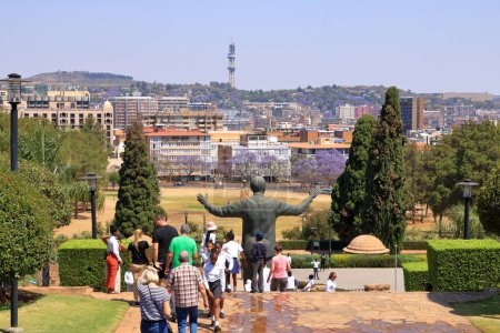 Téléchargez les photos : 29 septembre 2022 - Pretoria en Afrique du Sud : Des gens autour de la statue Nelson Mandela sur sa place devant les bâtiments de l'Union à Pretoria, Afrique du Sud - en image libre de droit