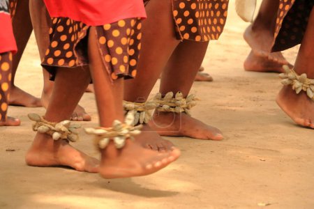Téléchargez les photos : 01 octobre 2022 - Village culturel Matsamo, Swaziland, Eswatini : pieds nus de danseurs swazis avec des hochets faits à la main pendant le chant et la danse traditionnels avec des vêtements et vêtements traditionnels - en image libre de droit
