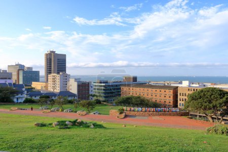 Foto de 28 de septiembre de 2022 Port Elizabeth en Sudáfrica: Este monumento con una pirámide y mosaico se encuentra en Donkin 'Reserve. Desde este sitio tiene una maravillosa vista sobre la ciudad - Imagen libre de derechos