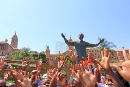 Téléchargez les photos : 29 septembre 2022 - Pretoria, Afrique du Sud : Enfants heureux à la statue Nelson Mandela sur sa place en face des bâtiments de l'Union à Pretoria, Afrique du Sud - en image libre de droit