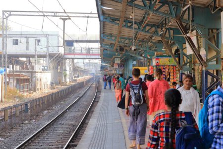 Téléchargez les photos : December 21 2022 - Mumbai, Maharashtra in India: Commuters using the local trains in Mumbai city - en image libre de droit