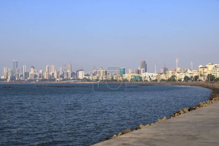 Téléchargez les photos : Mumbai skyline view from Marine Drive in Mumbai in India - en image libre de droit