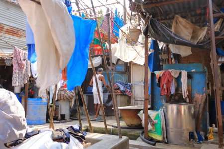 Téléchargez les photos : December 21 2022 - Mumbai, Maharashtra in India: People washing clothes in Dhobi Ghat Laundry District, a well known open air laundromat - en image libre de droit