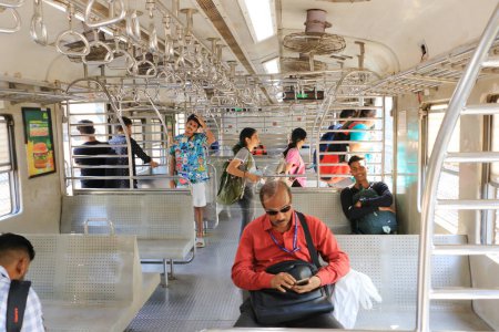 Téléchargez les photos : 21 décembre 2022 - Mumbai, Maharashtra en Inde : Intérieur du train local. Rangées de mains courantes en acier à l'intérieur de la voiture - en image libre de droit
