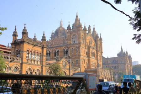 Téléchargez les photos : December 21 2022 - Mumbai, Maharashtra in India: Chhatrapati Shivaji Maharaj Terminus or Victoria Terminus is a historic terminal train station and UNESCO World Heritage Site - en image libre de droit