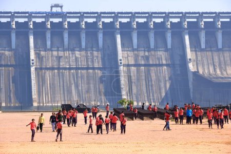Téléchargez les photos : 23 décembre 2022 - Gujarat, Inde : Les gens profitent du barrage Sardar Sarovar (Kevadia Gaam) - en image libre de droit