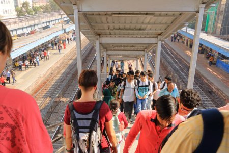Téléchargez les photos : December 21 2022 - Mumbai, Maharashtra in India: Commuters using the local trains in Mumbai city - en image libre de droit
