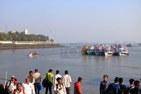 Téléchargez les photos : December 21 2022 - Mumbai, Maharashtra in India: Boats and Ferries near the Gateway of India - en image libre de droit