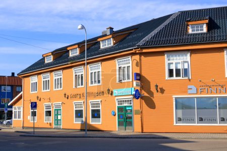 Foto de May 30 2022 - Sortland, Vesteralen in Norway: Colourful houses in the town in summer - Imagen libre de derechos