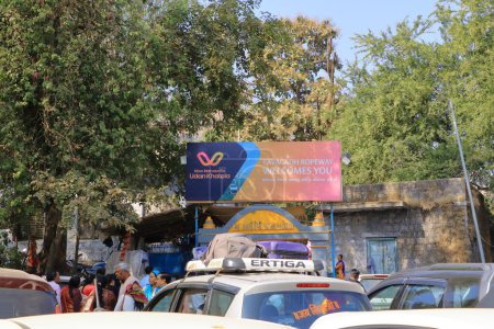 Téléchargez les photos : 24 décembre 2022 - Pavagadh, Gujarat en Inde : Téléphérique du temple Shree Mahakali Mataji - en image libre de droit