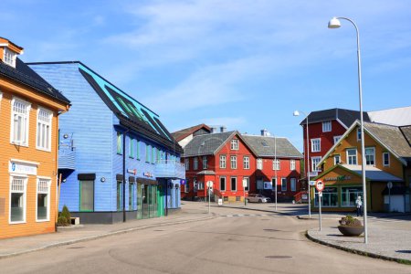 Foto de May 30 2022 - Sortland, Vesteralen in Norway: Colourful houses in the town in summer - Imagen libre de derechos