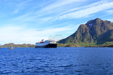 29 de mayo de 2022 - Svolvaer, Lofoten, Noruega: el crucero Havila Kystruten Havila Castor navega a través del fiordo