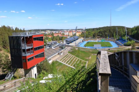 Téléchargez les photos : 25 mai 2022 - Lahti en Finlande : Le stade de football de Lahti, prêt pour une compétition d'athlétisme - en image libre de droit