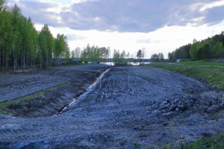 Foto de Zanja de drenaje en el sitio de extracción de turba. Drenaje y destrucción de turberas en finlandia - Imagen libre de derechos