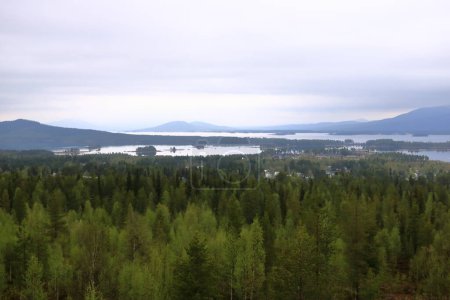 Téléchargez les photos : Paysage aquatique idyllique au bord du lac Rappen à Arjeplog kommun, Norrbotten en Suède - en image libre de droit
