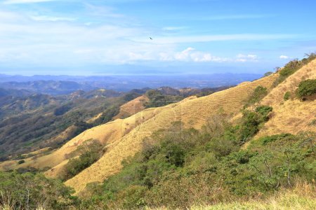 Foto de Un hermoso paisaje desde la carretera entre Monteverde y Limonal, vista sobre las montañas al mar en Costa Rica - Imagen libre de derechos