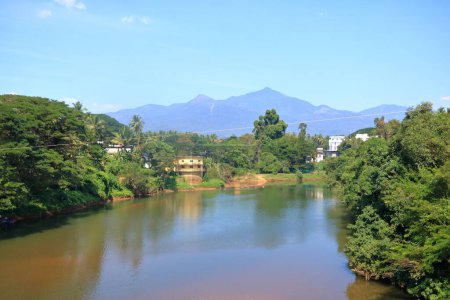 Téléchargez les photos : Vue depuis le sommet du pont Kuttyady (Kuttiady, Kuttyadi) vers la rivière et les montagnes, Khozikode, Kerala en Inde - en image libre de droit