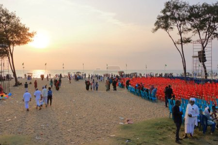Téléchargez les photos : 30 décembre 2022 - Kozhikode (Calicut), Kerala en Inde : Les gens profitent de la soirée sur la route de la plage - en image libre de droit