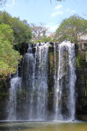 die Frontansicht des idyllischen Wasserfalls Llano de Cortes bei Bagaces, Costa Rica