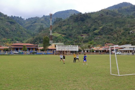 Téléchargez les photos : 3 mars 2023 - Orosi au Costa Rica : Football jouant les enfants dans le centre du village - en image libre de droit