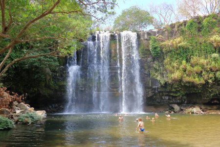 Téléchargez les photos : 10 mars 2023 - Bagaces, Guanacaste au Costa Rica : Les gens aiment jouer et nager à Llanos la cascade de Cortes dans Bagaces - en image libre de droit