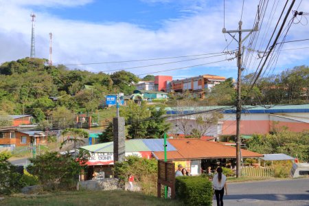 Foto de A Vista de las ciudades de Monteverde y Santa Elena en un destino turístico popular en Costa Rica. Se encuentran cerca de la famosa nube y selva tropical. - Imagen libre de derechos