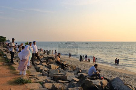 Téléchargez les photos : 30 décembre 2022 - Kozhikode (Calicut), Kerala en Inde : Les gens profitent de la soirée sur la route de la plage - en image libre de droit