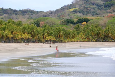 Foto de 14 de marzo de 2023 - Puerto Corrilla, Guanacaste en Costa Rica: Gente disfrutando de la playa en Costa Rica - Imagen libre de derechos