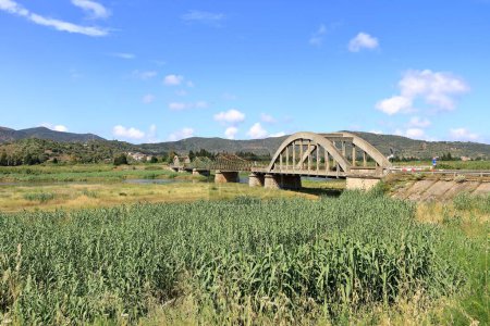 Téléchargez les photos : 22 mai 2023 - Villaputzu, Sardaigne en Italie : Vue jusqu'au pont de fer, il ponte di ferro - en image libre de droit