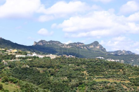 Téléchargez les photos : Le vieux village coloré Jerzu dans les montagnes de Sardaigne en Italie est une belle ville historique sur l'île méditerranéenne avec des roches calcaires et la forêt dans la province de Nuoro - en image libre de droit