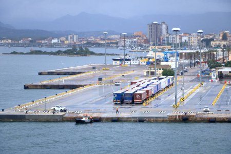 Téléchargez les photos : 20 mai 2023 Olbia, Sardaigne en Italie : : le ferry s'approche du port d'Olbia par une journée nuageuse - en image libre de droit