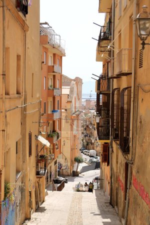 Téléchargez les photos : 25 mai 2023 - Cagliari, Sardaigne en Italie : Les gens profitent de la vieille ville un jour d'été - en image libre de droit