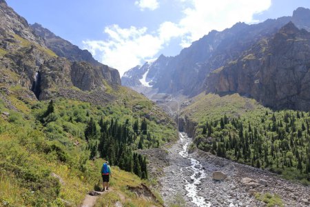 Foto de 19 de agosto de 2023 - Parque Nacional Ala Archa, Kirguistán en Asia Central: la gente disfruta del senderismo en el Parque Nacional Ala Archa en verano - Imagen libre de derechos