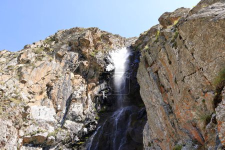 Foto de Una cascada en el Parque Nacional Ala Archa en verano, Kirguistán en Asia Central - Imagen libre de derechos