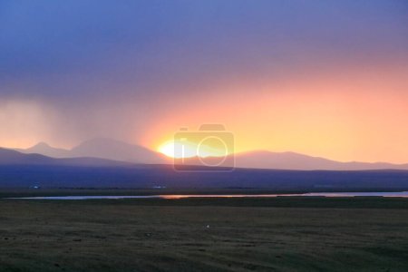 Téléchargez les photos : Coucher de soleil Vue sur le lac Songkol, la steppe et les montagnes environnantes au Kirghizistan - en image libre de droit