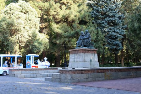 Foto de 18 de agosto de 2023 - Biskek en Kirguistán, Asia Central: Karl Marx y Friedrich Engels Monumento en el centro de la capital de Kirguistán - Imagen libre de derechos