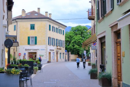 Téléchargez les photos : 18 mai 2023 - Levico Terme, Loeweneck en Italie : le centre du village avec les touristes - en image libre de droit