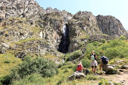 Foto de 19 de agosto de 2023 - Parque Nacional Ala Archa, Kirguistán en Asia Central: la gente disfruta de una cascada en el Parque Nacional Ala Archa en verano - Imagen libre de derechos