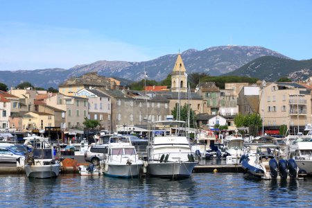 Foto de 02 de junio 2023 - Saint-Florent, Córcega en Francia: puerto de la ciudad vieja pictórica - Imagen libre de derechos