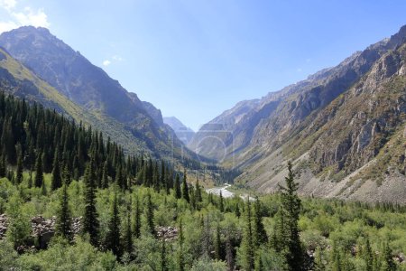 Foto de El Paisaje montañoso en el Parque Nacional Ala Archa en verano, Kirguistán en Asia Central - Imagen libre de derechos