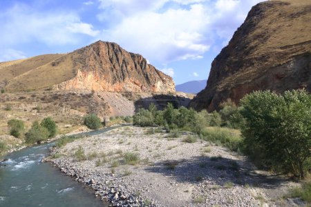 Foto de El paisaje en el río el paso Kaldaman entre Arslanbob y Kazarman en Kirguistán, Asia Central - Imagen libre de derechos