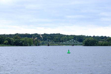 Téléchargez les photos : 31 juillet 2023 - Potsdam, Berlin, Brandebourg en Allemagne : le pont Glienicke relie Berlin-Ouest à l'Allemagne de l'Est par une journée nuageuse - en image libre de droit