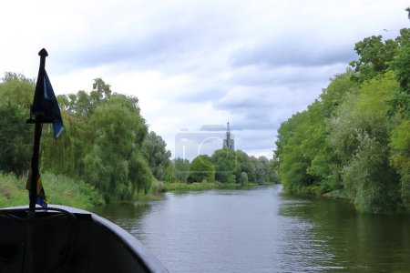 Téléchargez les photos : 31 juillet 2023 - Potsdam, Brandebourg en Allemagne : Excursion en bateau au-dessus de Tiefer Voir à Berliner Vorstadt, un quartier de Potsdam par une journée nuageuse - en image libre de droit